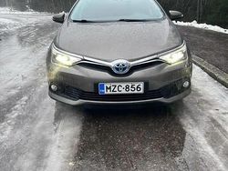 Hopea / harmaa Käytetty 2017 Toyota Auris Hybrid Sedan | 16 780 € (Perustarjous)