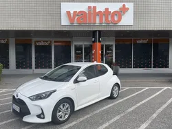 Valkoinen Käytetty 2021 Toyota Yaris Hybrid Active Viistoperä | 16 900 € (Hyvä tarjous)