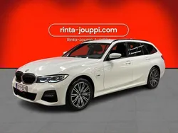 Käytetty 2022 BMW 330e M Sport Farmari | 32 780 € (Hieman kallis)