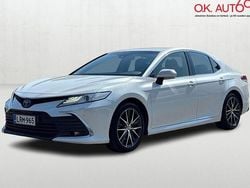 Platinum white pearl Käytetty 2023 Toyota Camry Style Sedan | 20 490 € (Perustarjous)
