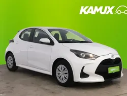 Valkoinen Käytetty 2022 Toyota Yaris Multidrive S Sedan | 16 850 € (Perustarjous)