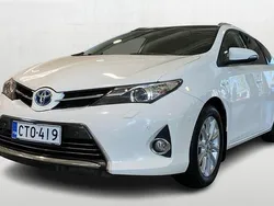 Valkoinen Käytetty 2015 Toyota Auris Touring Sports Premium Farmari | 12 490 € (Perustarjous)