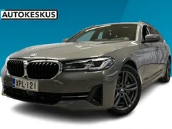 Harmaa Käytetty 2021 BMW 530e Comfort Edition Farmari | 32 690 € (Perustarjous)