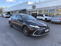 Ruskea (beige) Käytetty 2023 Toyota Camry Style Sedan | 35 400 € (Perustarjous)