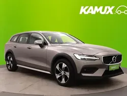 Pebble grey / metallic Käytetty 2022 Volvo V60 CC Pro Farmari | 29 640 € (Hyvä tarjous)