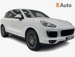 Valkoinen Käytetty 2017 Porsche Cayenne S E-Hybrid Platinum Edition Katumaasturi | 28 390 € (Supertarjous)