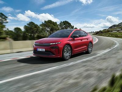 Punainen Uusi 2025 Skoda Enyaq iV SportLine Katumaasturi | 59 900 € (Kallis)