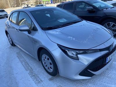 Käytetty Toyota Yaris Hybrid Life 122 HP (89 kW) 2021 Hopea Viistoperä