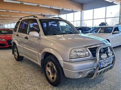 Käytetty Suzuki Grand Vitara 128 HP (94 kW) 2003 Hopea Katumaasturi