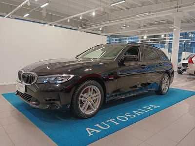 Musta Käytetty 2022 BMW 330e Comfort Edition Farmari | 27 500 € (Supertarjous)