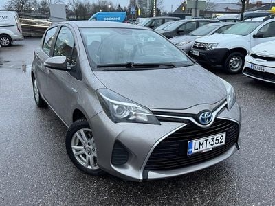 Ruskea Käytetty 2015 Toyota Yaris Hybrid Active Viistoperä | 10 990 € (Perustarjous)