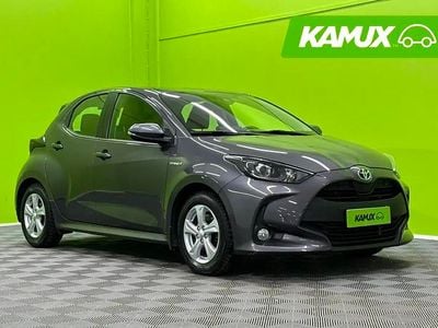 Käytetty Toyota Yaris Hybrid Active 116 HP (85 kW) 2021 Hopea / harmaa Sedan