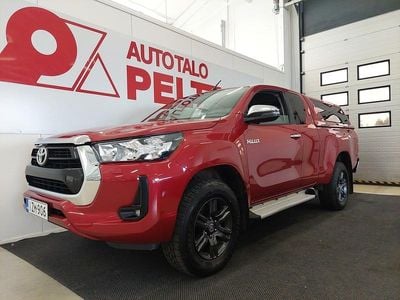 Käytetty Toyota HiLux Active 150 HP (110 kW) 2021 3t6 volcanic red Nouto