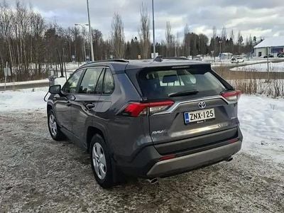 Käytetty Toyota RAV4 Hybrid Comfort 178 HP (130 kW) 2022 Hopea / harmaa Katumaasturi