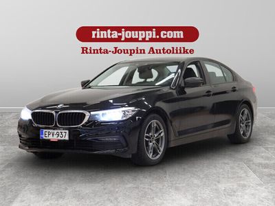 käytetty BMW 518 518 G30 Sedan d A Comfort Sport Summer Edition - Lämmitettävä ohjauspyörä, Display Key monitoimiavain, Nahkainen urheiluohjauspyörä, Ambient Light -tunnelmavalaistus