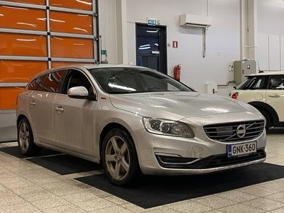 käytetty Volvo V60 D6 AWD Summum plug in hybrid aut ** ACC / VOC / P-Kamera / Kattoluukku / Webasto / Koukku / Nahkasisusta **