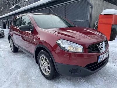 Käytetty Nissan Qashqai 117 HP (86 kW) 2012 Punainen Katumaasturi