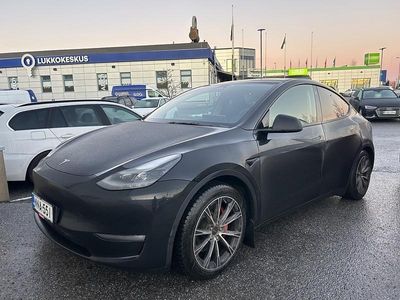 Käytetty 2023 Tesla Model Y Performance Katumaasturi | 41 900 € (Perustarjous)