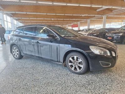 Käytetty Volvo V60 Momentum 114 HP (83 kW) 2012 Musta Farmari