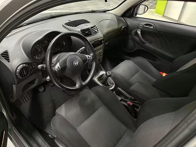 Hopea / harmaa Käytetty 2008 Alfa Romeo 147 Viistoperä | 2 990 €