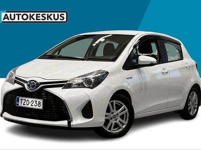 Valkoinen Käytetty 2015 Toyota Yaris Hybrid Active Viistoperä | 10 590 € (Hieman kallis)
