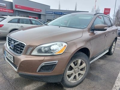 käytetty Volvo XC60 D3 AWD Momentum aut - Luotettava neliveto ! Vetokoukku, Nahkaverhoilu, Vakionopeudensäädin, Hyvin pidetty!