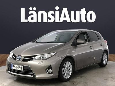 Käytetty Toyota Auris Hybrid Premium 99 HP (72 kW) 2015 Ruskea Viistoperä
