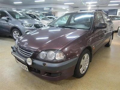 Käytetty Toyota Avensis Terra 90 HP (66 kW) 1999 Punainen Sedan