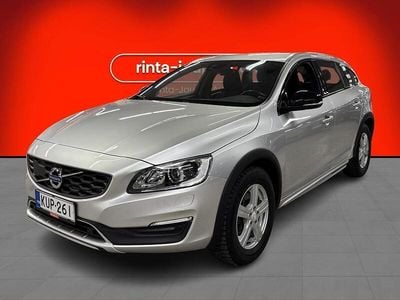 Hopea Käytetty 2015 Volvo V60 CC Momentum Farmari | 14 400 € (Hyvä tarjous)