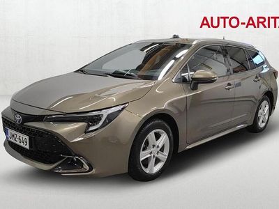 Ruskea (beige) Käytetty 2023 Toyota Corolla Edition Farmari | 32 900 € (Hieman kallis)