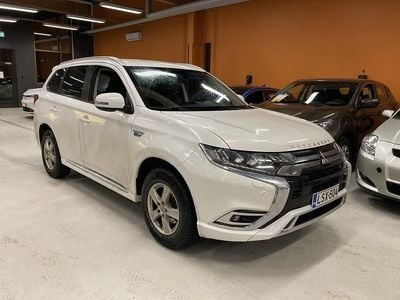 Käytetty 2019 Mitsubishi Outlander P-HEV Intense Katumaasturi | 13 900 € (Hyvä tarjous)