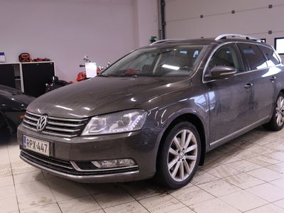 käytetty VW Passat Variant Highline 2,0 TDI 103 kW (140 hv) BlueMotion Technology DSG-automaatti - Vetokoukku, Webasto kaukosäädöllä, Sähkötoiminen takaluukku, Parkkitutkat, Nahkaverhoilu