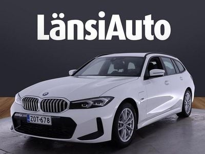 Valkoinen Käytetty 2023 BMW 330e M Sport Farmari | 39 400 € (Hieman kallis)