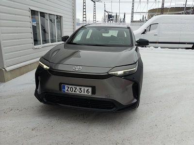 Käytetty Toyota bZ4X Active 160 kW (218 HP) 2023 Harmaa Katumaasturi