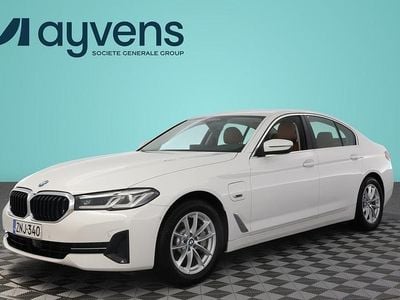 Valkoinen Käytetty 2022 BMW 530e Sedan | 36 900 € (Hieman kallis)