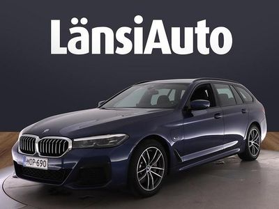 Sininen Käytetty 2022 BMW 530e Comfort Edition Farmari | 38 240 € (Hieman kallis)