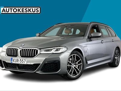 Harmaa Käytetty 2023 BMW 530e Comfort Edition Farmari | 38 890 € (Hieman kallis)