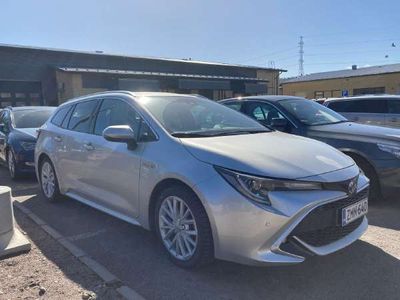 käytetty Toyota Corolla Touring Sports 1,8 Hybrid Style ** 1-Om. Suomi-auto / Merkkihuollot / Navi / Puolinahat / Lohko / Lämmitettävä ratti **