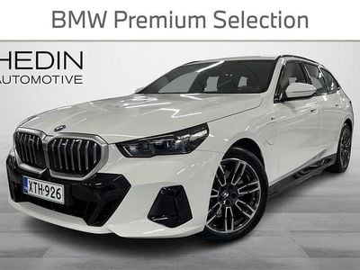 Valkoinen Käytetty 2025 BMW 530e M Sport Farmari | 65 900 € (Hieman kallis)