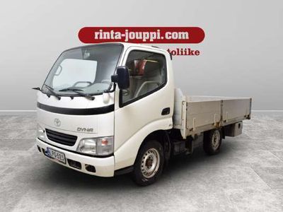 käytetty Toyota Dyna 150 2,5 D-4D 100 alusta (av. 3350 mm) - Nosturi, 1-Omistajalta, Vetokoukku, Moottorilämmitinpaketti, Alumiinilava, Vetokoukku!