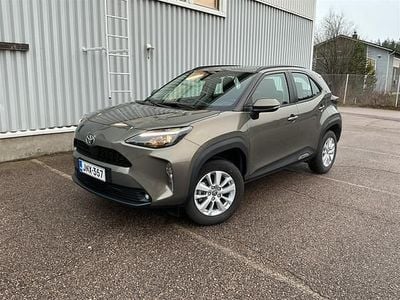 Ruskea (beige) Käytetty 2025 Toyota Yaris Cross Active Katumaasturi | 28 900 € (Perustarjous)