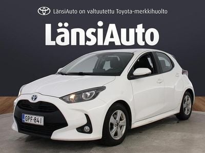 Käytetty Toyota Yaris Hybrid Active 116 HP (85 kW) 2022 Valkoinen Viistoperä