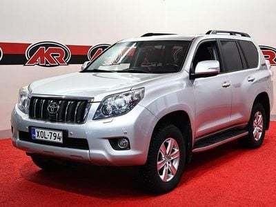 Käytetty Toyota Land Cruiser Executive 190 HP (139 kW) 2012 Hopea Katumaasturi