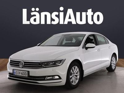 Valkoinen Käytetty 2017 VW Passat Comfortline Sedan | 14 790 € (Perustarjous)