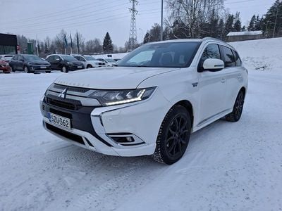 Käytetty Mitsubishi Outlander P-HEV Instyle 135 HP (99 kW) 2019 Katumaasturi