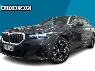 Harmaa Käytetty 2025 BMW 530e M Sport Farmari | 69 900 € (Kallis)