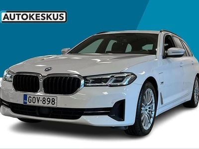 Valkoinen Käytetty 2022 BMW 530e Comfort Edition Farmari | 32 890 € (Hyvä tarjous)
