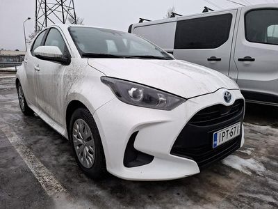 Valkoinen Käytetty 2022 Toyota Yaris Hybrid Active Viistoperä | 15 900 € (Perustarjous)