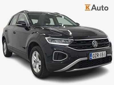 Käytetty VW T-Roc Life 150 HP (110 kW) 2023 Musta Katumaasturi