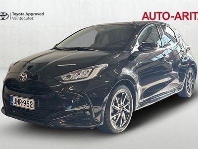 Käytetty Toyota Yaris Style 114 HP (83 kW) 2025 Musta Viistoperä
